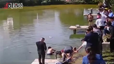 惊险！电动车载3人不慎坠入池塘 4名路人下水捞人_凤凰网视频_凤凰网
