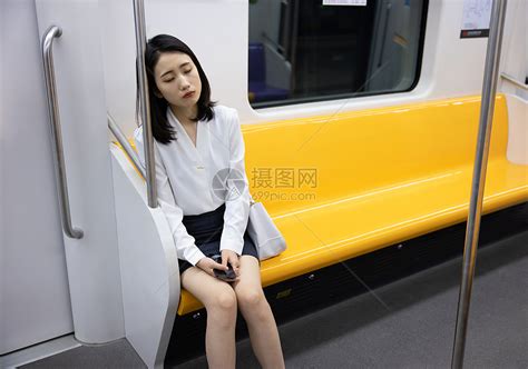 下班乘坐地铁的疲惫职场女性高清图片下载-正版图片501759230-摄图网