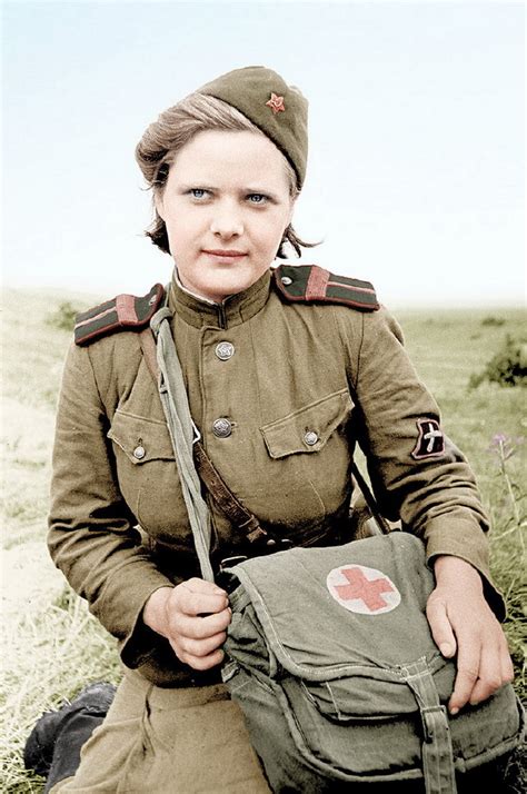 二战苏联女兵穿裙子上战场么？苏联女兵真的不允许穿裤子么？__财经头条