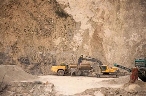 紫金矿业近期表现突出，快来了解！ 紫金矿业 是中国最大的金属矿山开发和冶炼企业之一。在全球矿产资源产业中，紫金矿业具有显著的影响力和地位。根据 ...