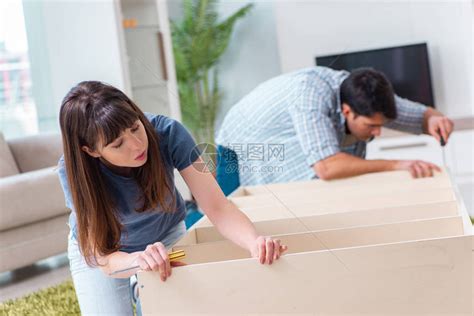 家具装配部件和自组家具工在地板上单高清图片下载-正版图片503037322-摄图网