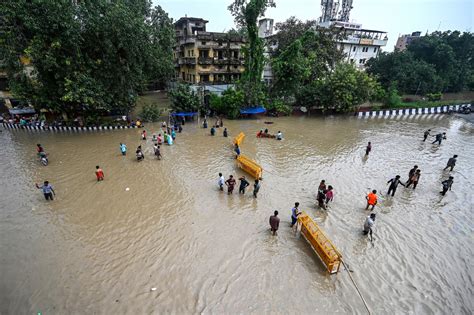 印度持续降雨洪水淹没街道房屋 民众趟水出行