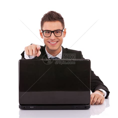 一位成功的年轻男创业者在其笔记本电脑办公桌上的肖高清图片下载-正版图片503102463-摄图网