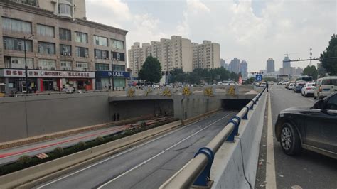 郑州京广路隧道加装逃生梯，邻妹妹现场体验-大河新闻