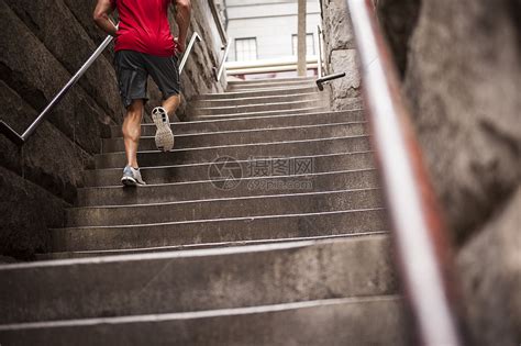 户外健身爬楼梯的年轻男性高清图片下载-正版图片501847378-摄图网