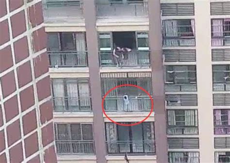 惊险！渠县一小区18楼阳台外挂着一个男孩 差点坠楼