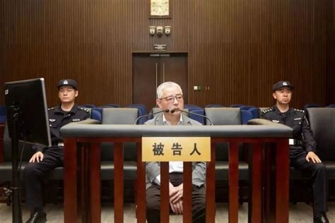 上海一中院一审公开开庭审理被告人郑建华受贿、贪污、挪用公款、国有公司人员滥用职权案