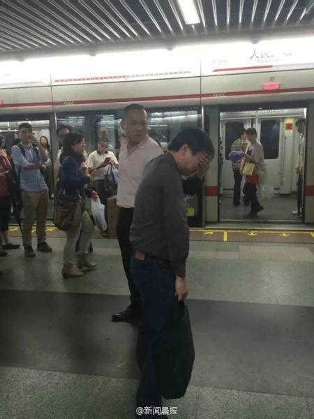 上海:男子在地铁站内偷拍女乘客裙底被当场抓获(图)_新闻频道_中华网