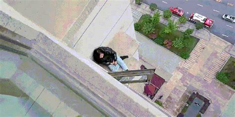 女子将幼童抱走从楼顶扔下致死 已被刑拘_凤凰网视频_凤凰网