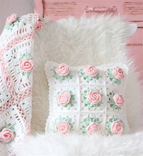 钩针盛开的舒适的玫瑰花抱枕产品欣赏 - 制作系手工网