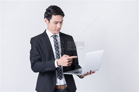 商务人士正在使用笔记本电脑高清图片下载-正版图片501458079-摄图网