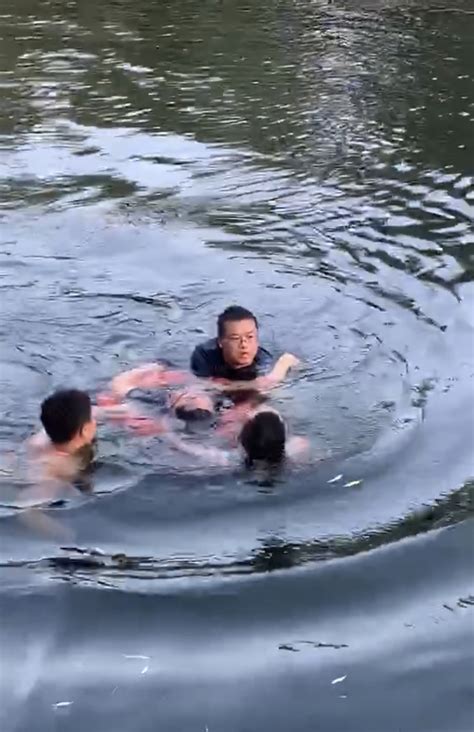 郑州一20岁左右年轻小伙跳河溺亡-大河新闻