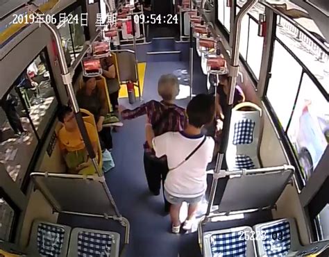 高龄老人迷路 乘客与公交司机助其回家