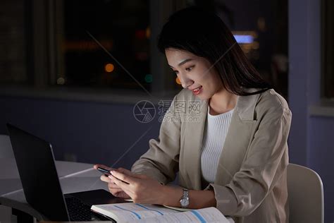 女大学生深夜在自习室玩手机高清图片下载-正版图片501807860-摄图网