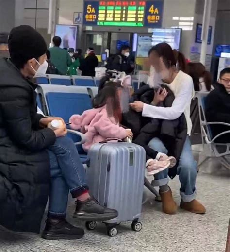 一女子在上海虹桥高铁站当众打骂女童，警方：正调查处理中_视频_回应_候车厅
