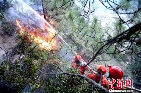 实拍重庆山火直升机救援第一视角，环境让人心疼：机舱温度60度以上