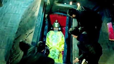 戏中古代王族之墓机关重重，小伙开棺拿金元宝时，怪事发生了_腾讯视频