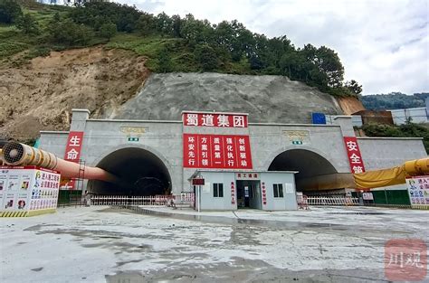 泸石高速隧道掘进突破5万米大关 全线预计2024年通车 - 封面新闻