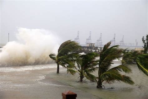台风“百合”掠过三亚海面 海边掀起巨浪_海口网