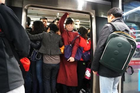 农民工搭地铁被美女嫌弃坐地上，随后旁边眼镜小伙的举动让人称赞