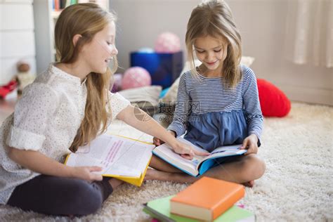 两个小女孩一起看书学习高清图片下载-正版图片502509606-摄图网