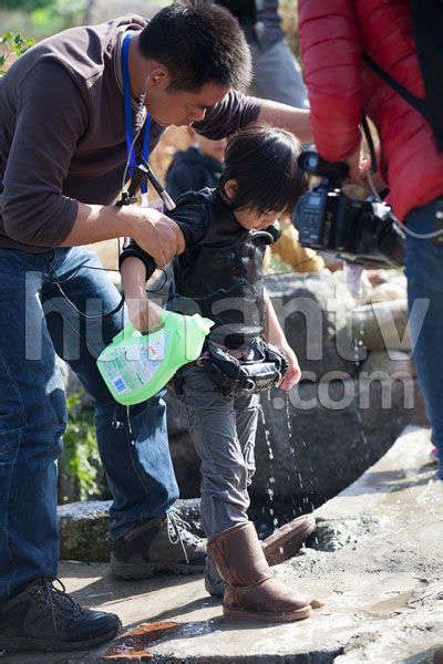 《爸爸》4岁Kimi照顾小宝宝 洗衣服掉进水池(图)|Kimi_凤凰娱乐