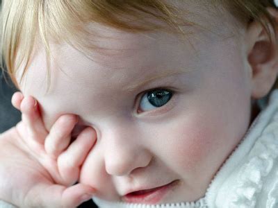 婴儿流眼泪是什么原因（宝宝无缘无故流眼泪是什么原因）-幼儿百科-魔术铺