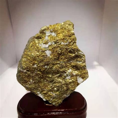 金矿石原石图片