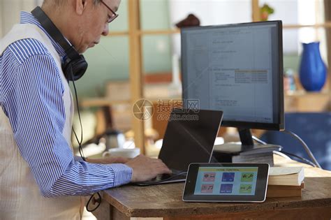 30多岁利用笔记本电脑和戴耳机在家学习的妇女士距离高清图片下载-正版图片307742982-摄图网