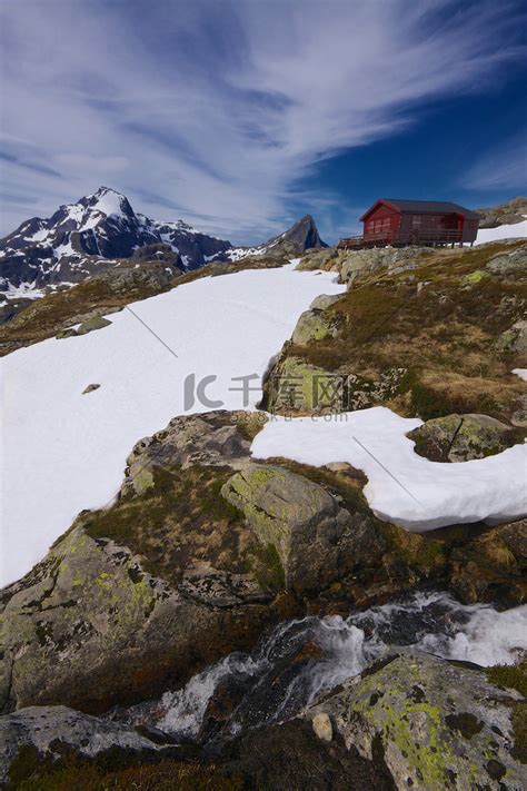 阿尔卑斯山的冬季仙境风景和传统的山间小屋照片摄影图片_ID:158337665-Veer图库