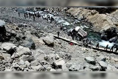 印度军车在中印边境发生交通事故，坠入15米深峡谷，7死19伤#中印边境#交通事故_外媒：印军车在中印边境坠河7死19伤_中印边境_峡谷