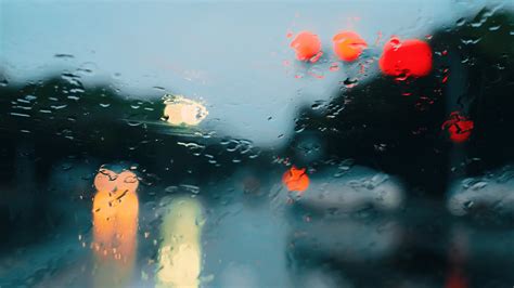 4k雨天雨水滑落车窗玻璃大光圈虚化悲伤意境视频特效素材-千库网