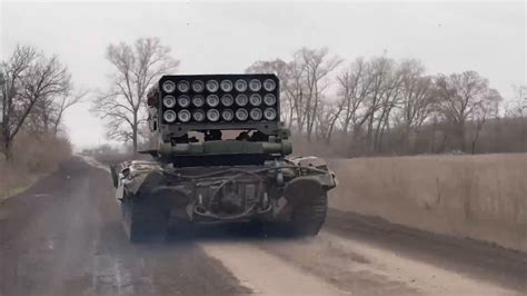 俄罗斯国防部展示迫击炮机组人员在特殊军事行动区作战画面_凤凰网视频_凤凰网