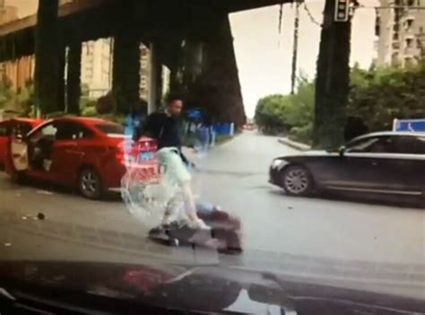 成都一女司机变道惹怒男司机 被拖下车过肩摔踹头(图)_海南频道_凤凰网