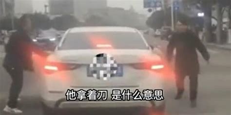北京:疑似精神病男子持两把菜刀 当街砍伤两民警-新闻中心-南海网