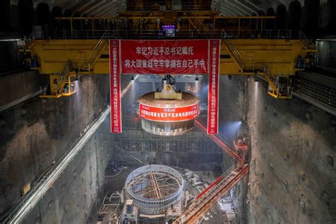 全球首台百万千瓦水电机组转轮完成吊装