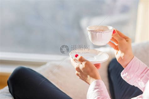 端着茶杯的女人高清图片下载-正版图片504364654-摄图网