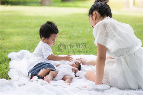 爱着家庭单身母亲金发在秋季公园户外露高清图片下载-正版图片505457258-摄图网