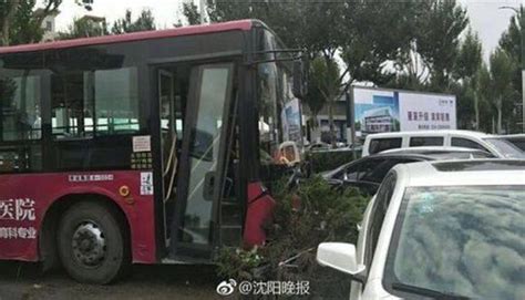 沈阳一公交车失控冲进绿化带：司机与乘客发生冲突失去知觉 | 北晚新视觉