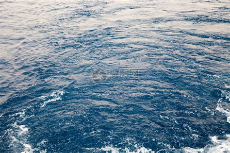 蓝色清澈的水美丽的蓝色海浪照片关闭在海上或海洋滩度假背景插高清图片下载-正版图片505922658-摄图网