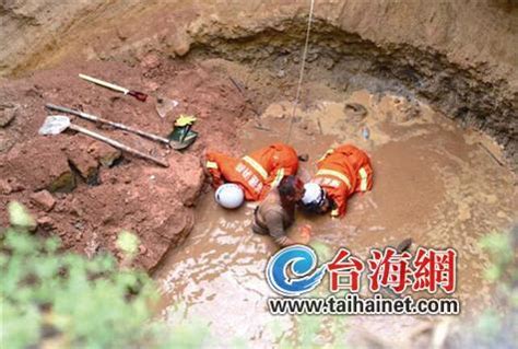 湖北村民坠入40米深天坑 消防紧急救援(组图)（2）-千龙网·中国首都网
