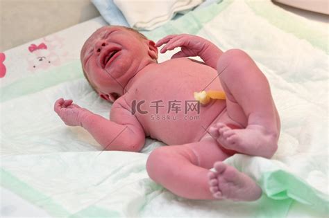 新生男婴哭了高清摄影大图-千库网