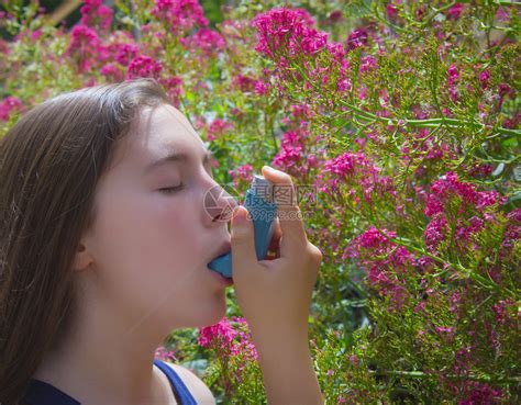 有花粉过敏的花园少女在花卉园里高清图片下载-正版图片504953736-摄图网