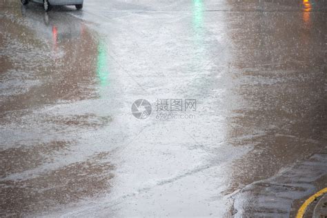 下大雨的公路高清图片下载-正版图片304852776-摄图网