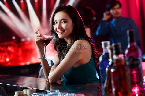 青年女人在酒吧喝酒高清图片下载-正版图片507674358-摄图网