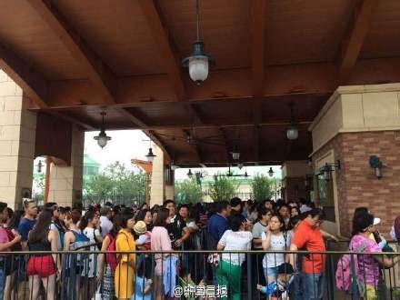 上海迪士尼重开首日：有人激动得哭了，打卡热门项目排队仅5分钟|界面新闻