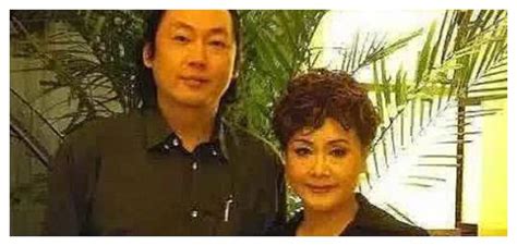 75岁李谷一近照，二婚老公大6岁长得像儿子，前夫儿子不简单