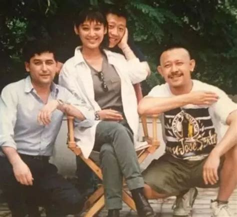 刘晓庆与四任丈夫的合照，都抱着刘晓庆，不老女神的表情不一样