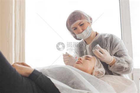 大师为她的客户做整容手术皮肤护理治疗做面部护高清图片下载-正版图片504358291-摄图网