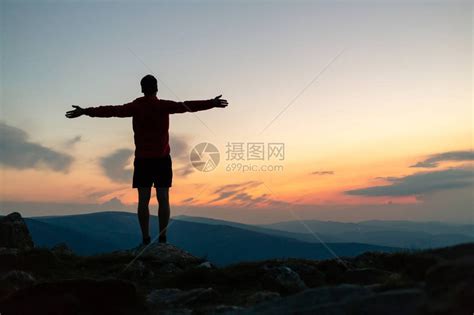 人在山顶上庆祝日落看着鼓舞人心的观点越野跑者徒步旅行者或登山者到达山峰高清图片下载-正版图片504506681-摄图网